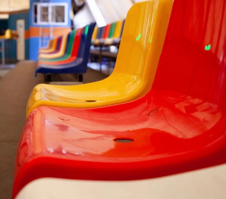 plastikowe krzesła w różnych kolorach