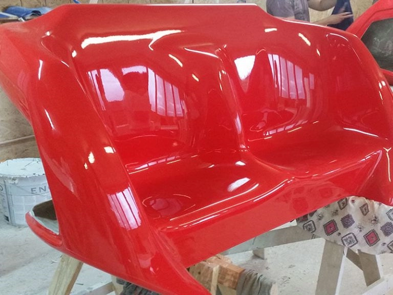 czerwone plastikowe krzesła